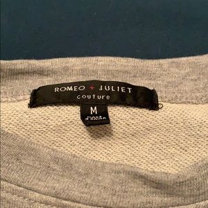 Cropped grey sweatshirt with ruffled sleeves